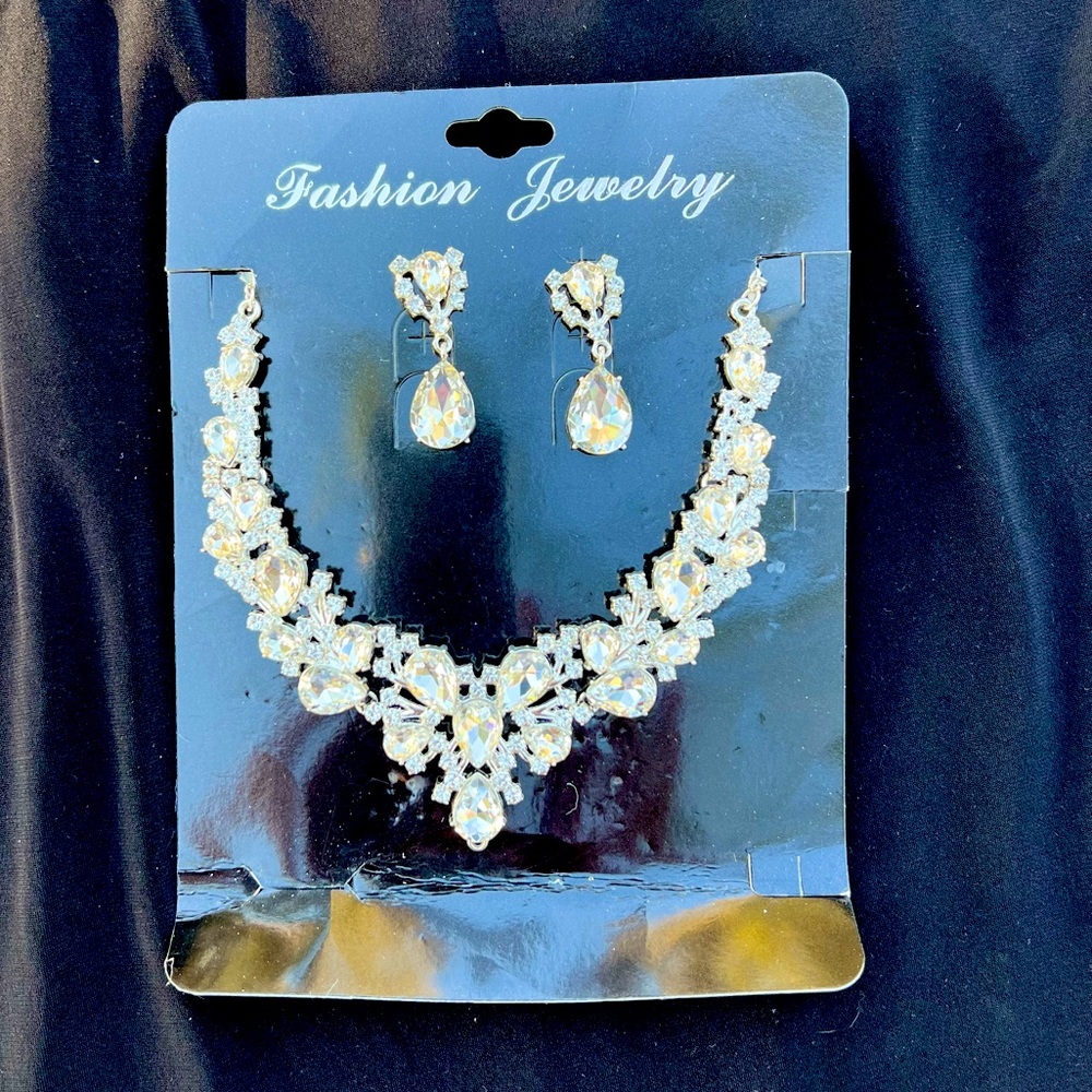 Fashion Jewelry Crystal Necklace & Earrings Set